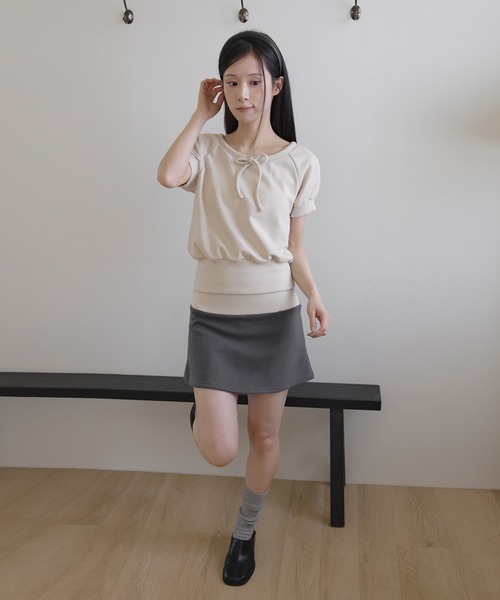 UNE MANSION(ユヌマンション)の「【UNE ORIGINAL】【セット着用可能】 オープンルーズネックフロントリボンリブ半袖トレーナースウェット(Tシャツ/カットソー・レディース・ベージュ/ネイビー・FREE)」の5枚目の写真
