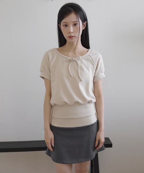 UNE MANSION(ユヌマンション)の「【UNE ORIGINAL】【セット着用可能】 オープンルーズネックフロントリボンリブ半袖トレーナースウェット(Tシャツ/カットソー・レディース・ベージュ/ネイビー・FREE)」の3枚目の写真