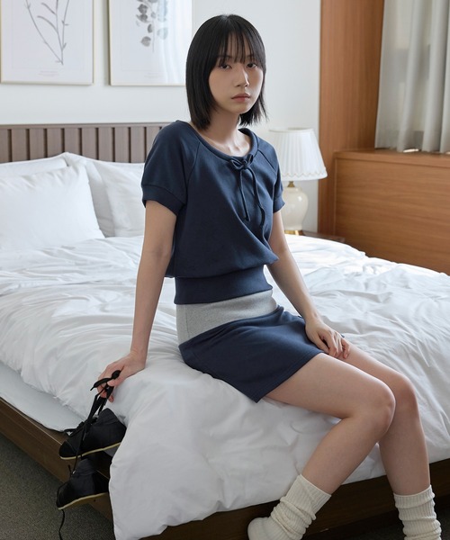 UNE MANSION(ユヌマンション)の「【UNE ORIGINAL】【セット着用可能】 オープンルーズネックフロントリボンリブ半袖トレーナースウェット(Tシャツ/カットソー・レディース・ベージュ/ネイビー・FREE)」の9枚目の写真