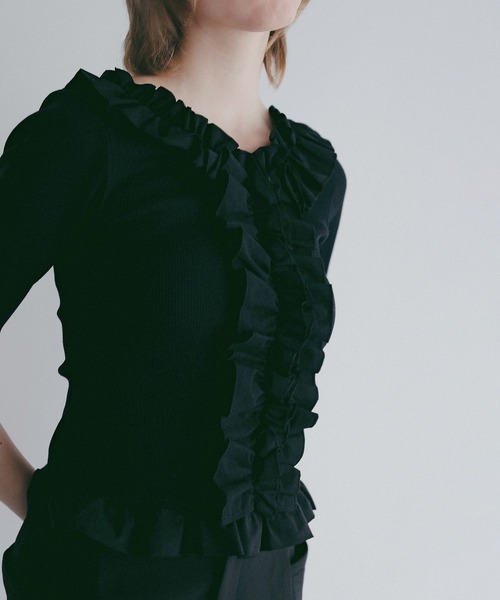 MANOF（マノフ）の「FRILL NECK RIB TOPS（Tシャツ/カットソー・レディース・ブラック/ホワイト/ブラウン・F）」の3枚目の写真