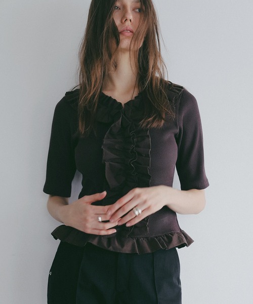 MANOF（マノフ）の「FRILL NECK RIB TOPS（Tシャツ/カットソー・レディース・ブラック/ホワイト/ブラウン・F）」の5枚目の写真
