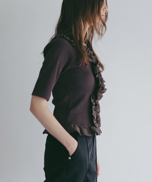 MANOF（マノフ）の「FRILL NECK RIB TOPS（Tシャツ/カットソー・レディース・ブラック/ホワイト/ブラウン・F）」の8枚目の写真
