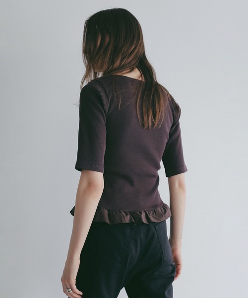 MANOF（マノフ）の「FRILL NECK RIB TOPS（Tシャツ/カットソー・レディース・ブラック/ホワイト/ブラウン・F）」の11枚目の写真