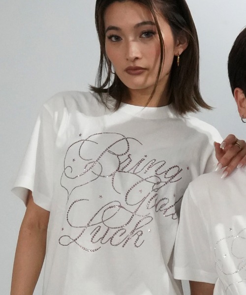 BGL(ビージーエル)の「BIG SCRIPT TEE / ラインストーン / キラキラ / 筆記体ロゴ / スクリプトロゴ / Y2K / ストリート 半袖Tシャツ(Tシャツ/カットソー・レディース・ホワイト×ピンク/ホワイト/ライトピンク/ブラック/ブルー・S/L/M)」の3枚目の写真