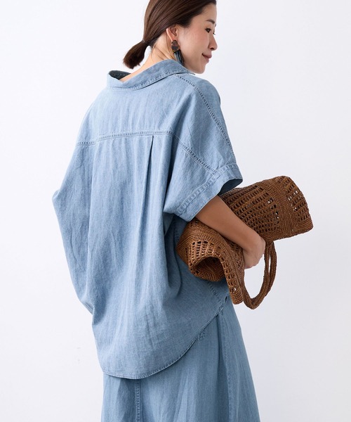 MICA&DEAL(マイカ&ディール)の「ドルマンスリーブデニムブラウス〈セットアップ対応〉(シャツ/ブラウス・レディース・ライトブルー・FREE)」の10枚目の写真