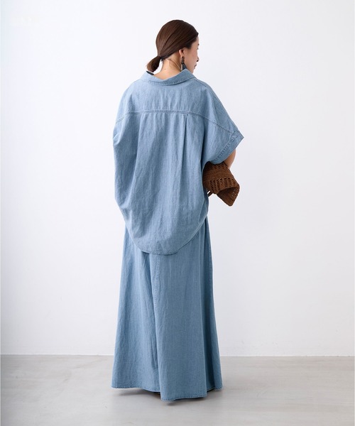 MICA&DEAL(マイカ&ディール)の「ドルマンスリーブデニムブラウス〈セットアップ対応〉(シャツ/ブラウス・レディース・ライトブルー・FREE)」の14枚目の写真