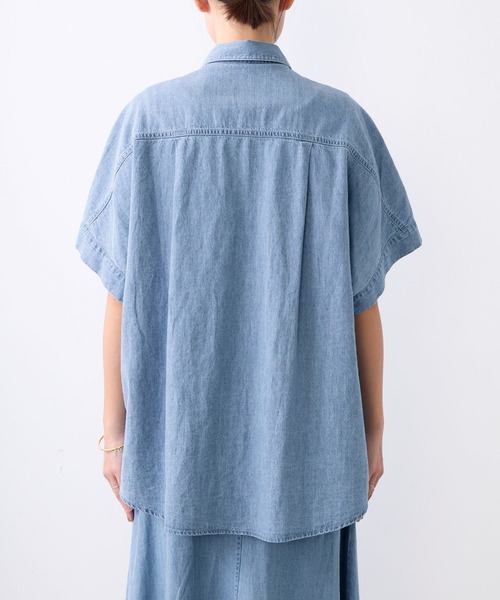 MICA&DEAL(マイカ&ディール)の「ドルマンスリーブデニムブラウス〈セットアップ対応〉(シャツ/ブラウス・レディース・ライトブルー・FREE)」の17枚目の写真