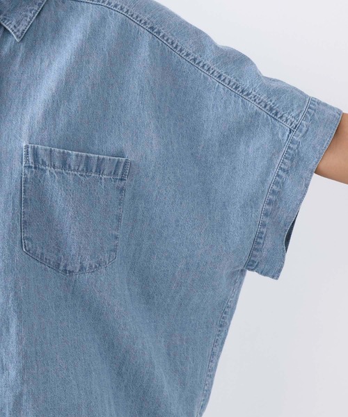 MICA&DEAL(マイカ&ディール)の「ドルマンスリーブデニムブラウス〈セットアップ対応〉(シャツ/ブラウス・レディース・ライトブルー・FREE)」の19枚目の写真