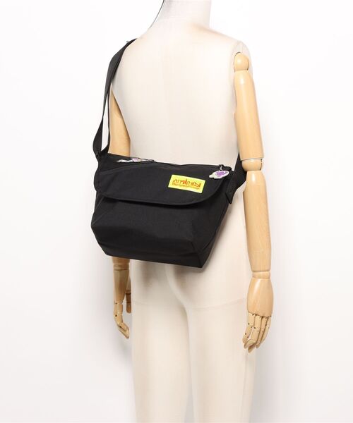 Manhattan Portage(マンハッタンポーテージ)の「Nylon Messenger Bag (SM) FZP MGNT / TOY STORY BUZZ LIGHTYEAR(メッセンジャーバッグ・レディース・ブラック・SMALL)」の19枚目の写真