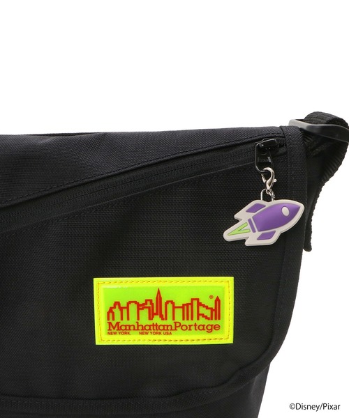 Manhattan Portage(マンハッタンポーテージ)の「Nylon Messenger Bag (SM) FZP MGNT / TOY STORY BUZZ LIGHTYEAR(メッセンジャーバッグ・レディース・ブラック・SMALL)」の11枚目の写真