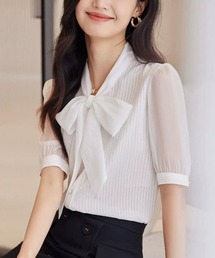 シフォン袖とリボンタイが上品に映える、フェミニンシアー素材半袖ブラウス