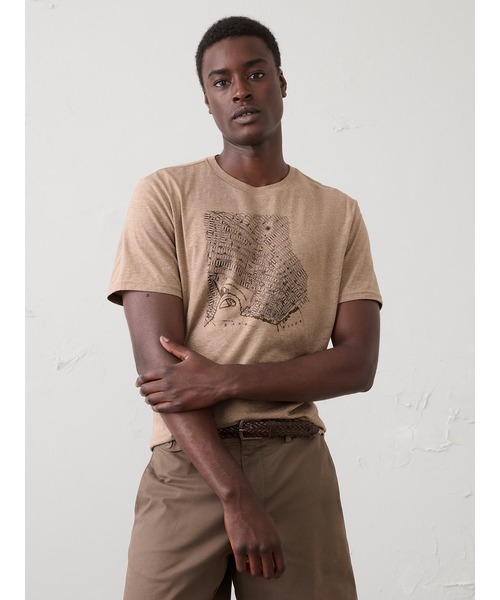 BANANA REPUBLIC FACTORY STORE(バナナリパブリック ファクトリーストア)の「BANANA REPUBLIC FACTORY STORE グラフィックプリントTシャツ(Tシャツ/カットソー・メンズ・ベージュ/ライトブルー・S/M/L/XL)」の1枚目の写真