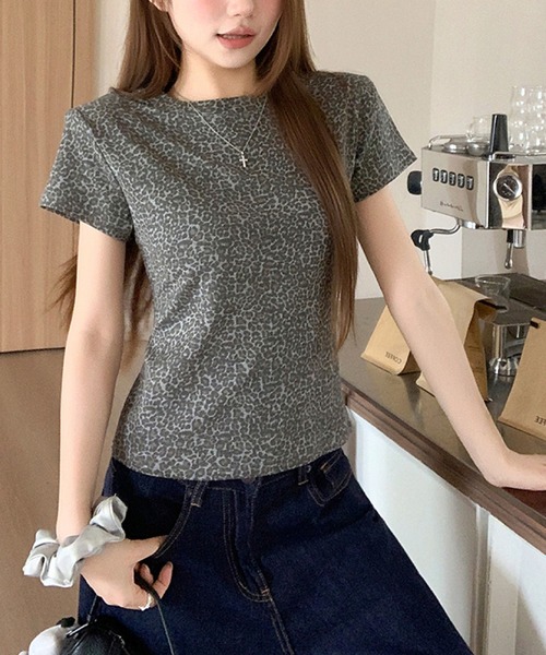 2ly2(トゥーリートゥー)の「細かめレオパード柄コンパクトTシャツ レディース 半袖 クルーネック(Tシャツ/カットソー・レディース・ブラウン/グレー・FREE)」の4枚目の写真
