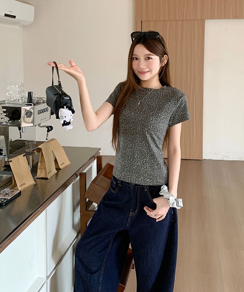 2ly2(トゥーリートゥー)の「細かめレオパード柄コンパクトTシャツ レディース 半袖 クルーネック(Tシャツ/カットソー・レディース・ブラウン/グレー・FREE)」の5枚目の写真