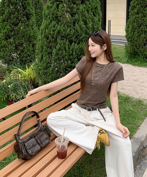 2ly2(トゥーリートゥー)の「細かめレオパード柄コンパクトTシャツ レディース 半袖 クルーネック(Tシャツ/カットソー・レディース・ブラウン/グレー・FREE)」の8枚目の写真