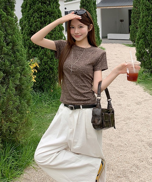 2ly2(トゥーリートゥー)の「細かめレオパード柄コンパクトTシャツ レディース 半袖 クルーネック(Tシャツ/カットソー・レディース・ブラウン/グレー・FREE)」の9枚目の写真