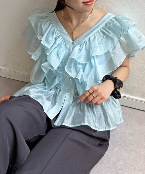 Thevon(ゼボン)の「Vネックシアーフリルペプラムブラウス(シャツ/ブラウス・レディース・ブラウン/サックスブルー/オフホワイト・FREE)」の2枚目の写真