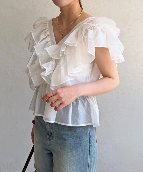 Thevon(ゼボン)の「Vネックシアーフリルペプラムブラウス(シャツ/ブラウス・レディース・ブラウン/サックスブルー/オフホワイト・FREE)」の5枚目の写真