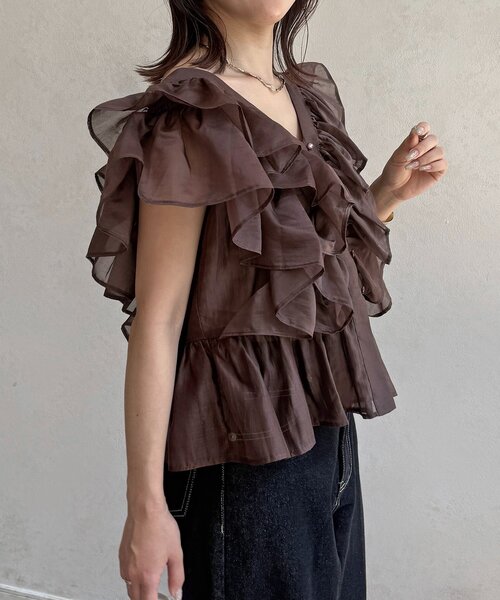 Thevon(ゼボン)の「Vネックシアーフリルペプラムブラウス(シャツ/ブラウス・レディース・ブラウン/サックスブルー/オフホワイト・FREE)」の18枚目の写真