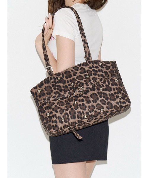 EVRIS(エヴリス)の「スタッズモチーフBIGショルダーBAG(ハンドバッグ・レディース・ブラウン/ブラック・FREE)」の2枚目の写真