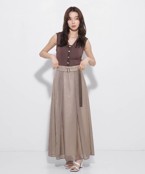UNITED TOKYO(ユナイテッドトウキョウ)の「【新色・アイボリー入荷!】シアーストライプタックフレアスカート|夏服/ウォッシャブル/オフィスカジュアル/速乾/防シワ/UVカット/細見え(スカート・レディース・ベージュ/ブラック/アイボリー・1/2)」の4枚目の写真