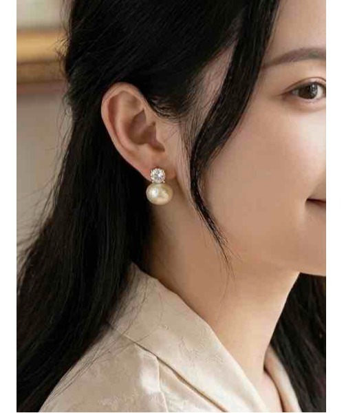 tone(トーン)の「【88eighty-eight】キラキラビジューBIGパールシンプルピアス【import】(MA)(ピアス(両耳用)・レディース・ゴールド・FREE)」の3枚目の写真