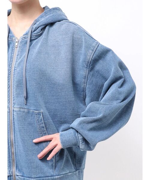 GYDA(ジェイダ)の「BACK GYDAラインストーンカットデニムパーカー(パーカー・レディース・ライトブルー・FREE)」の13枚目の写真