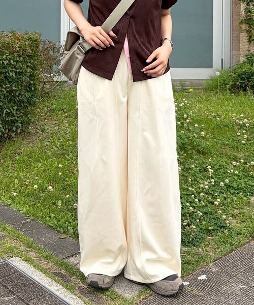 Kastane(カスタネ)の「【一部店舗限定】B カーブスウェットパンツ(スウェットパンツ・レディース・ライトグレー/アイボリー・FREE)」の1枚目の写真