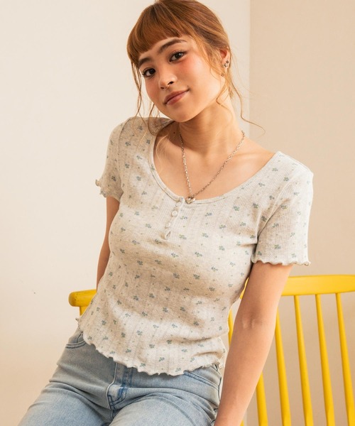 anap mimpi(アナップミンピ)の「小花柄 ヘンリーネック Tシャツ(Tシャツ/カットソー・レディース・ホワイト/グレー/ブルー・F)」の2枚目の写真