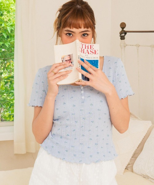 anap mimpi(アナップミンピ)の「小花柄 ヘンリーネック Tシャツ(Tシャツ/カットソー・レディース・ホワイト/グレー/ブルー・F)」の3枚目の写真