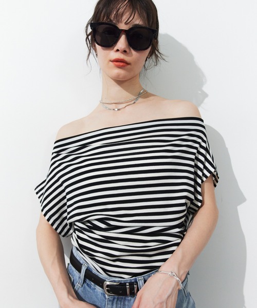 HANNE(アン)の「オフショルサイドギャザーTEE(Tシャツ/カットソー・レディース・ホワイト/ホワイト×ブラック/ブラック・FREE)」の3枚目の写真