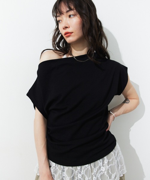 HANNE(アン)の「オフショルサイドギャザーTEE(Tシャツ/カットソー・レディース・ホワイト/ホワイト×ブラック/ブラック・FREE)」の4枚目の写真