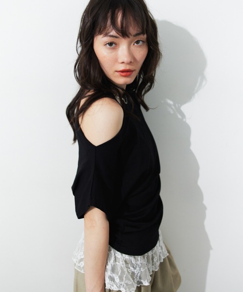 HANNE(アン)の「オフショルサイドギャザーTEE(Tシャツ/カットソー・レディース・ホワイト/ホワイト×ブラック/ブラック・FREE)」の5枚目の写真