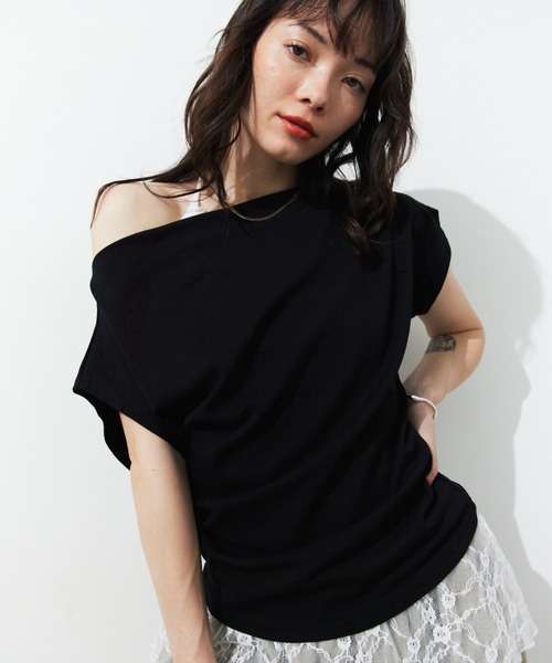 HANNE(アン)の「オフショルサイドギャザーTEE(Tシャツ/カットソー・レディース・ホワイト/ホワイト×ブラック/ブラック・FREE)」の9枚目の写真