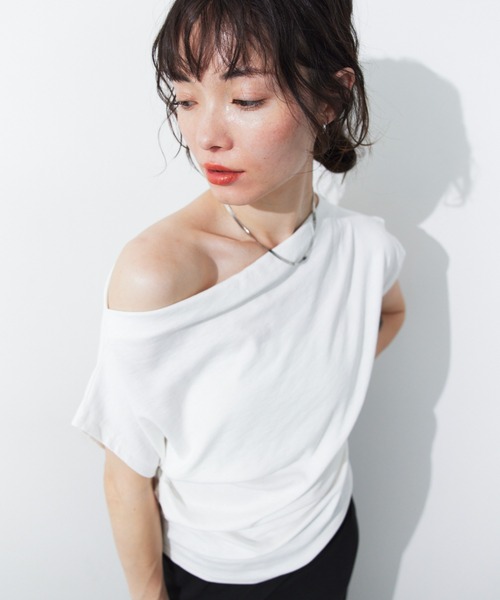 HANNE(アン)の「オフショルサイドギャザーTEE(Tシャツ/カットソー・レディース・ホワイト/ホワイト×ブラック/ブラック・FREE)」の21枚目の写真