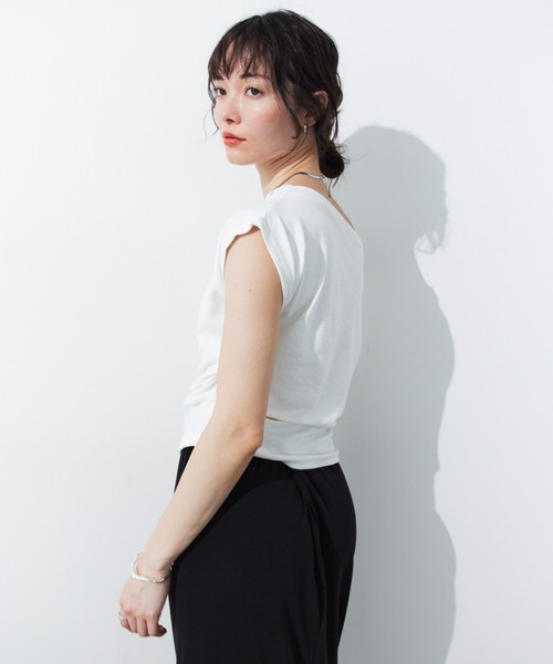 HANNE(アン)の「オフショルサイドギャザーTEE(Tシャツ/カットソー・レディース・ホワイト/ホワイト×ブラック/ブラック・FREE)」の19枚目の写真