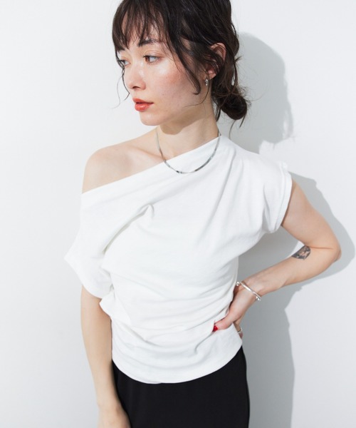 HANNE(アン)の「オフショルサイドギャザーTEE(Tシャツ/カットソー・レディース・ホワイト/ホワイト×ブラック/ブラック・FREE)」の15枚目の写真