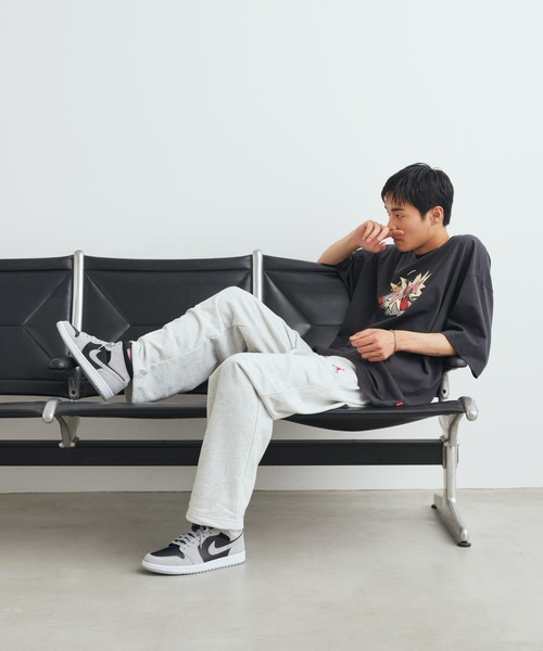 JORDAN BRAND(ジョーダンブランド)の「エア ジョーダン 1 MID メンズシューズ / Air Jordan 1 Mid Men's Shoes DQ8426-008 Light Smoke Grey(スニーカー・メンズ・スモークグレー・28.5/26/25.5/25/28/27.5/27/26.5/30/29.5/29)」の2枚目の写真