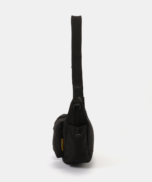 KiU(キウ)の「【KiU/キウ】 PADDED W-POCKET SHOULDER BAG(ショルダーバッグ・レディース・ブラック・FREE)」の8枚目の写真