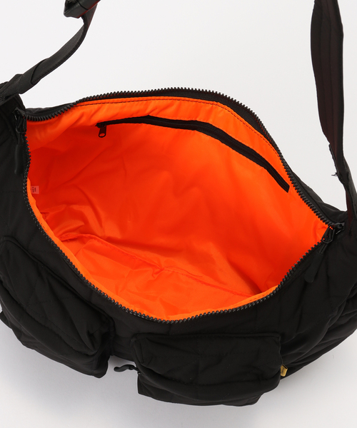 KiU(キウ)の「【KiU/キウ】 PADDED W-POCKET SHOULDER BAG(ショルダーバッグ・レディース・ブラック・FREE)」の11枚目の写真