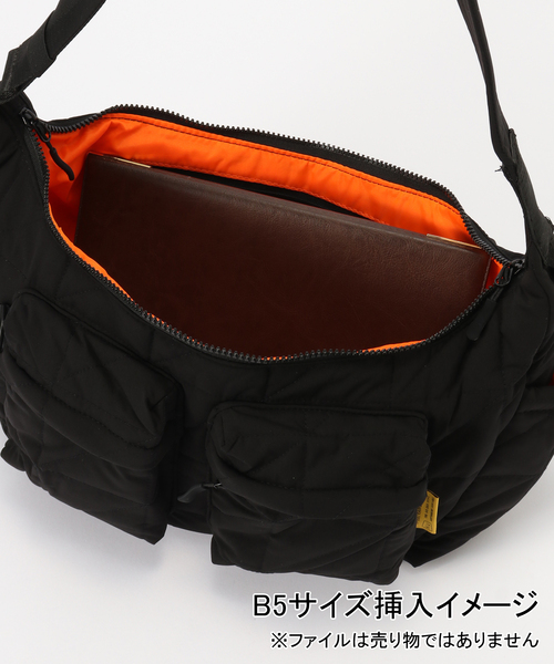 KiU(キウ)の「【KiU/キウ】 PADDED W-POCKET SHOULDER BAG(ショルダーバッグ・レディース・ブラック・FREE)」の12枚目の写真