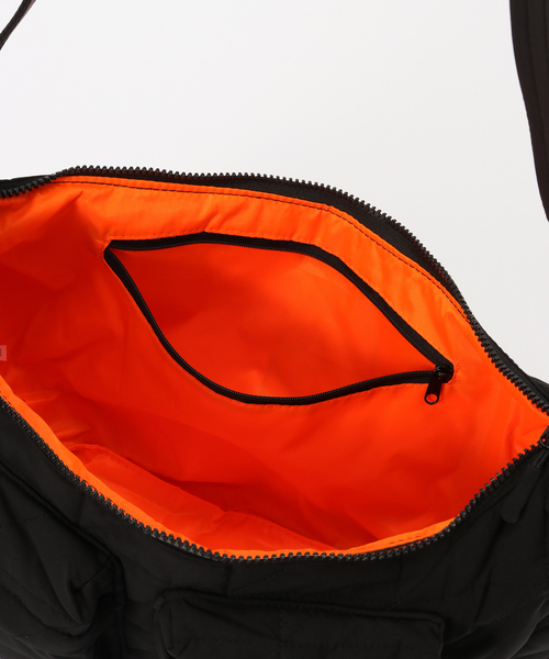 KiU(キウ)の「【KiU/キウ】 PADDED W-POCKET SHOULDER BAG(ショルダーバッグ・レディース・ブラック・FREE)」の13枚目の写真
