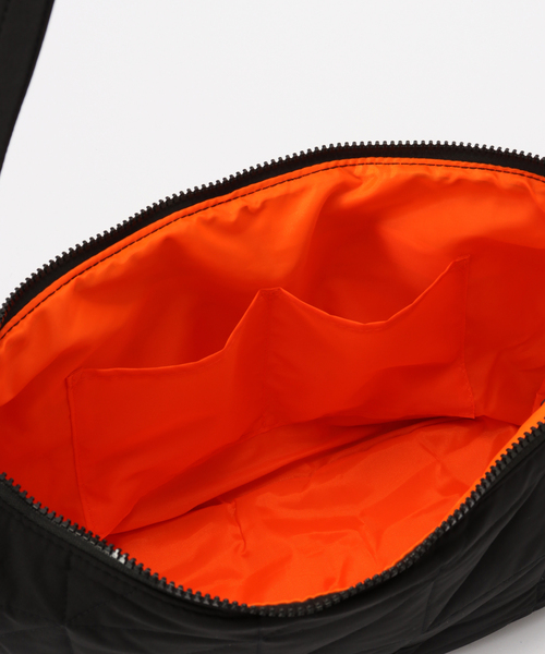 KiU(キウ)の「【KiU/キウ】 PADDED W-POCKET SHOULDER BAG(ショルダーバッグ・レディース・ブラック・FREE)」の14枚目の写真