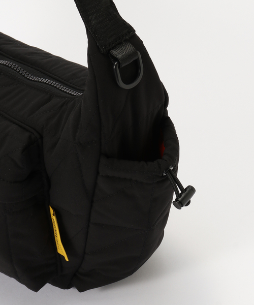 KiU(キウ)の「【KiU/キウ】 PADDED W-POCKET SHOULDER BAG(ショルダーバッグ・レディース・ブラック・FREE)」の16枚目の写真