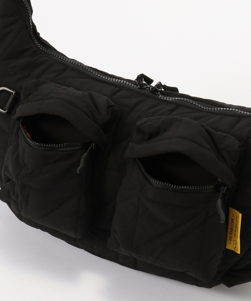 KiU(キウ)の「【KiU/キウ】 PADDED W-POCKET SHOULDER BAG(ショルダーバッグ・レディース・ブラック・FREE)」の2枚目の写真