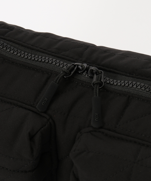 KiU(キウ)の「【KiU/キウ】 PADDED W-POCKET SHOULDER BAG(ショルダーバッグ・レディース・ブラック・FREE)」の3枚目の写真