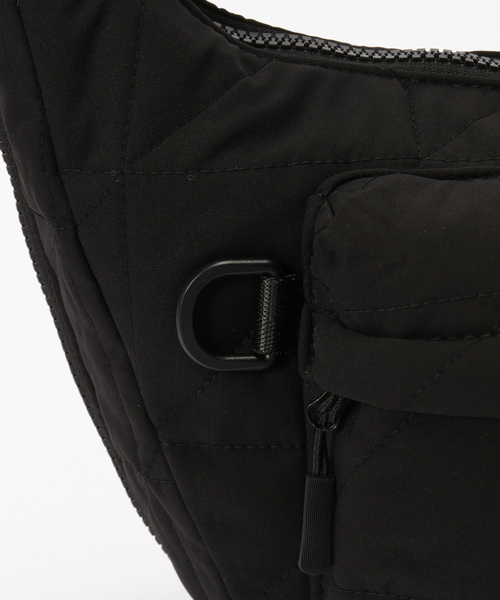 KiU(キウ)の「【KiU/キウ】 PADDED W-POCKET SHOULDER BAG(ショルダーバッグ・レディース・ブラック・FREE)」の4枚目の写真