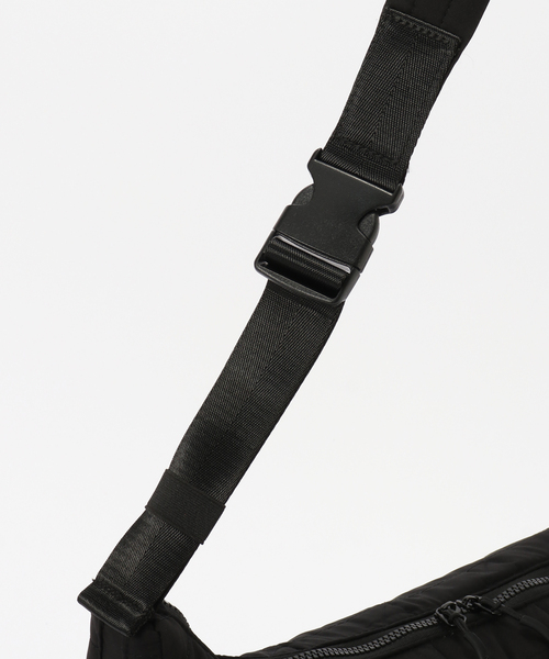 KiU(キウ)の「【KiU/キウ】 PADDED W-POCKET SHOULDER BAG(ショルダーバッグ・レディース・ブラック・FREE)」の5枚目の写真