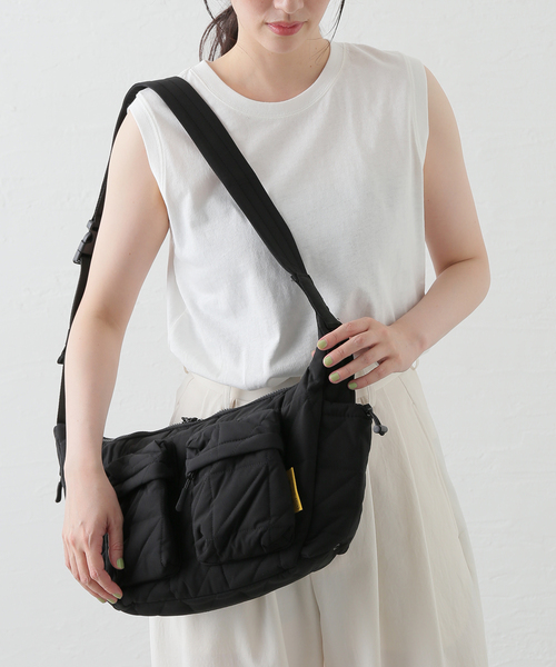 KiU(キウ)の「【KiU/キウ】 PADDED W-POCKET SHOULDER BAG(ショルダーバッグ・レディース・ブラック・FREE)」の17枚目の写真