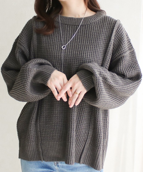 NYLAUS(ナイラス)の「【SG】ワッフルニット トップス プルオーバー(ニット/セーター・レディース・アイボリー/チャコールグレー・FREE)」の2枚目の写真